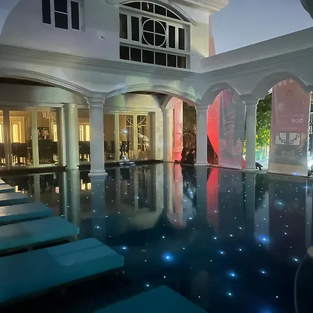 V20 Boutique Jacuzzi Hotel-2