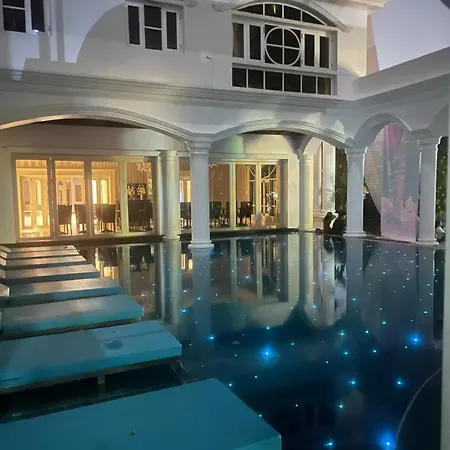 V20 Boutique Jacuzzi Hotel-3